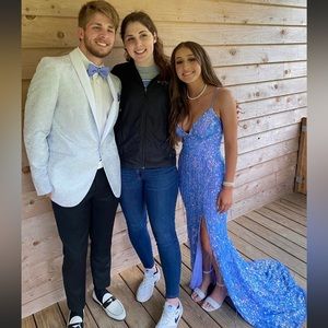 Only worn once, for around 4 hours and has been in the bag ever since.